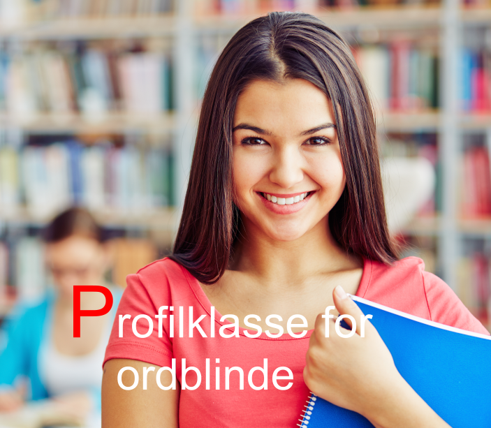 Smilende ung pige med bøger